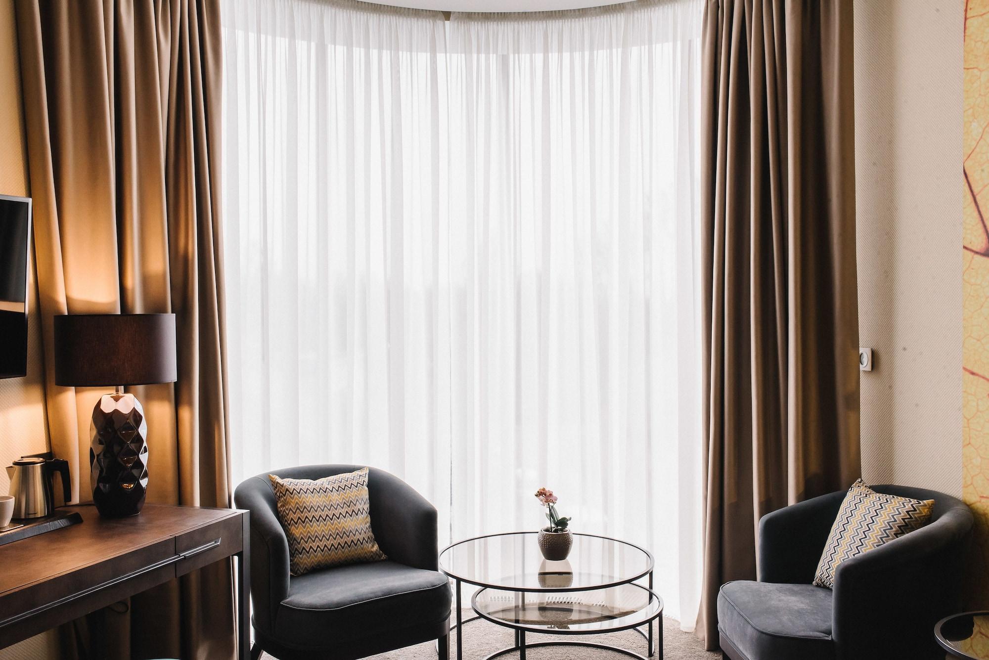 โนเบิล บูติก โฮเทล Hotel ลุตสกาย ภายนอก รูปภาพ