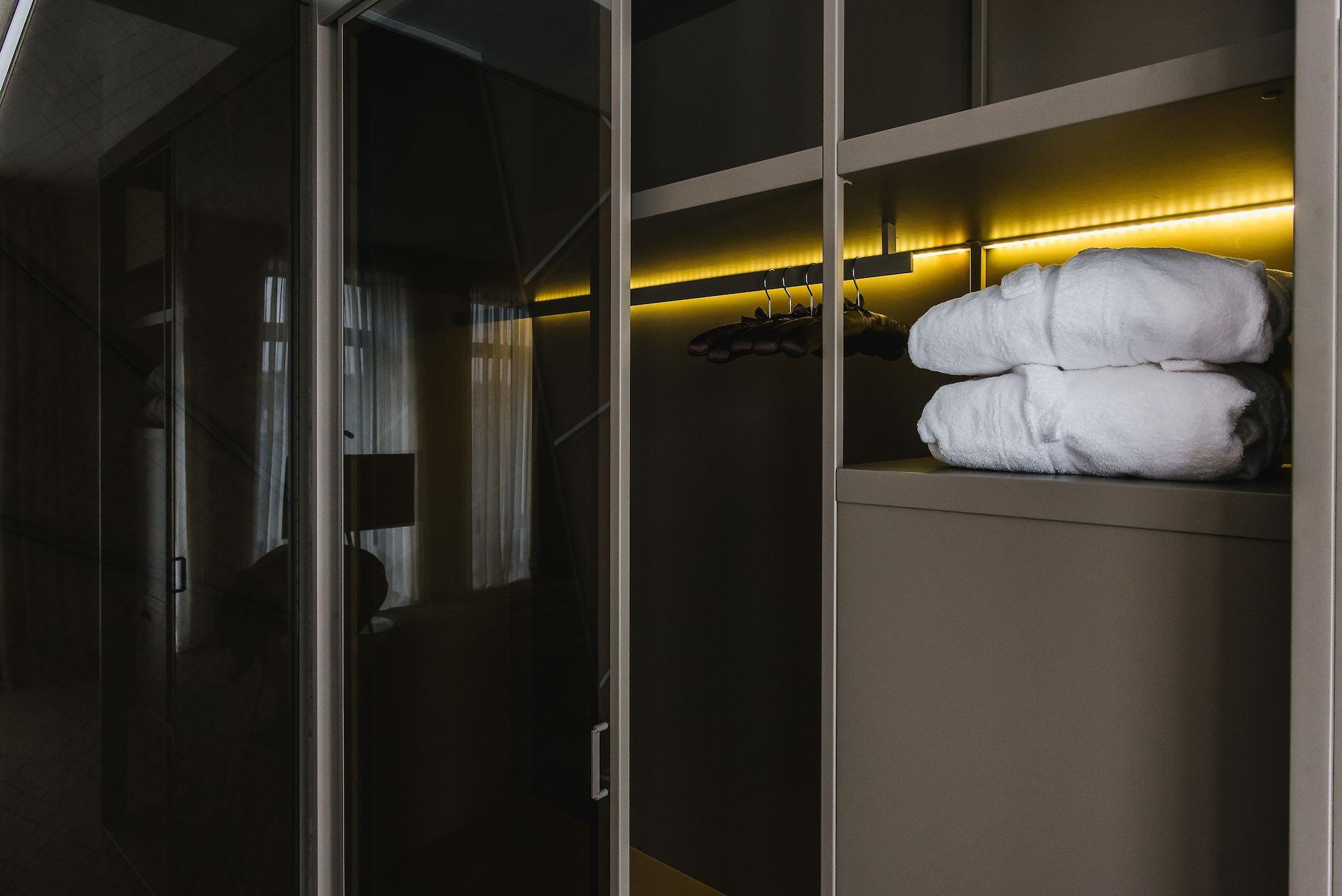โนเบิล บูติก โฮเทล Hotel ลุตสกาย ภายนอก รูปภาพ
